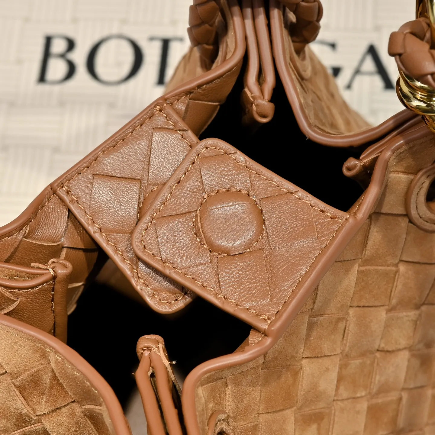 Batch 1760 BV's new intrecciato suede woven leather shoulder bag. It comes with a detachable cross-body strap. It comes with a mini bag inside. The appearance retains the unique design of BV woven. The parachute bag is a bag that makes people excited before seeing the actual thing. The small gold knot embellishment is full of simple and high-end sense to meet your needs in different occasions. Model: 6569 Size: 21X17X16.5cm